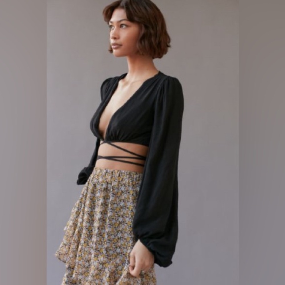 Kiss the Sky Cropped Black Long Sleeve Top